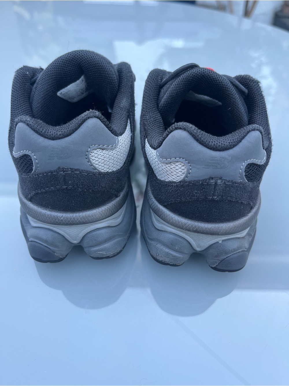 New Balance bungee Kids Black and Gray Sneakers with Red Accents - Picture 3 of 12
